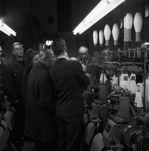 Reinfeld: Kreistagssitzung am 13. Februar 1962: Besichtigung der "Opal-Werke", Strumpffabrik Margaritoff & Schaffer GmbH: Werkshalle mit Rundstrickmaschinen