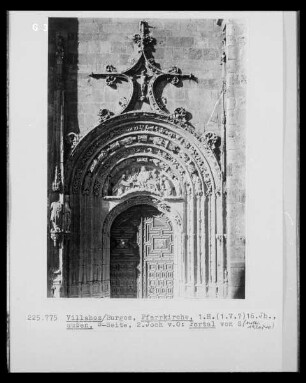 Südliches Portal mit Tympanonrelief der Beweinung Christi