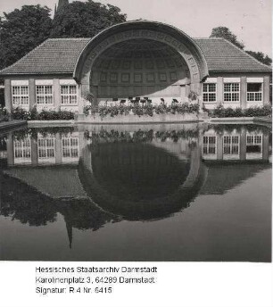 Bad Nauheim, Kuranlage / Trinkkuranlage - Konzertmuschelgebäude mit Spiegelbild im Teich
