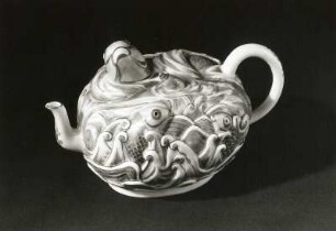 Teekanne mit plastischem Dekor (Fische in Wellen) : Teekanne mit plastischem Dekor (Fische in Wellen). Porzellan, Muffelfarben; Höhe 11,9 cm, Länge 20,8 cm. Meißen, um 1727/17301734. Dresden: Porzellansammlung P.E.5326