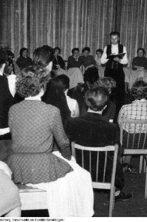 Dresden. Wolfgang Uhlmann (3. links vom Redner), Großmeister im Schach während des internationalen Schachturniers in Dresden, 1956 & Sport, 1956-1957