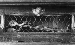 Kreuzaltar mit Grab der Guten Beth : Kreuzaltar mit Grab der Guten Beth (vor 1772; E. Gabriel). Die Heilige im Grab. Reute (Bad Waldsee), Kloster-, Pfarr- und Wallfahrtskirche Sankt Peter und Paul, Gnadenkapelle der Guten Beth