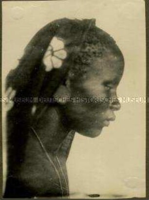 Kopfstudie einer jungen Massai-Frau im Seitenprofil von rechts