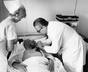 Rehabilitationszentrum. Ein Arzt untersucht einen Patienten