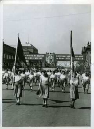 Sportlerinnen auf der Berliner Maidemonstration 1950