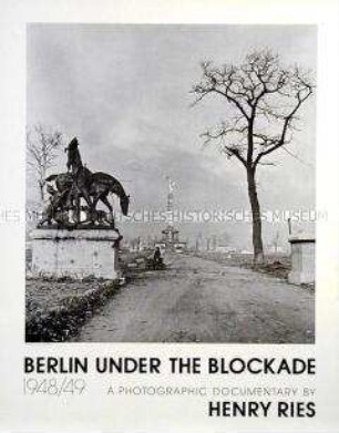 Plakat zu einer Fotoausstellung von Henry Ries über die Berlin-Blockade