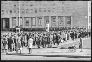 Kondolenzbesucher bei Aufbahrung Otto Grotewohls, September 1964. SW-Foto © Kurt Schwarz.