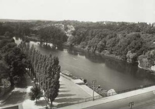 Halle (Saale). Blick von der Burg Giebichenstein über die Giebichensteiner Brücke saaleabwärts zum Kröllwitzer Ufer nach Westen
