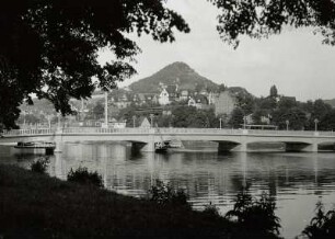 Jena, Paradiesbrücke : Jena. Paradiesbrücke (Straßenbrücke über die Saale). Blick über das rechte Saaelufer nach Osten zum Hausberg