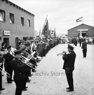 Schützenverein Redderschmiede e.V.: Vorplatz der Schützenhalle: Schützenfest: Einmarsch von Fahnenabordnungen Stormarner Schützenvereine, vorne spielt der Musikzug der Gemeindewehr Bad Oldesloe