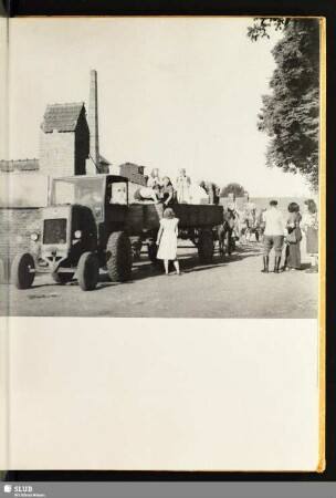 [Traktor mit Wagen]