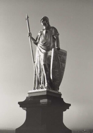 Saxonia : Dresden, Ständehaus, Figur der Saxonia mit einem Schild mit dem Sächsischen Wappen als Bekrönung der Turmhaube