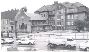 Schule am Wall. Detmold. Links die Turnhalle und Aula. aus DT S 8 (Stadtgymasium) Nr. 260