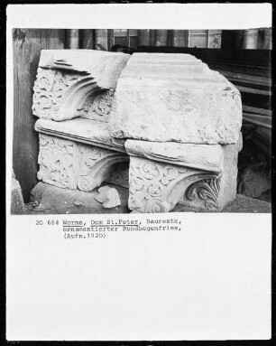 Rest vom Bauschmuck des Doms - Rundbogenfries