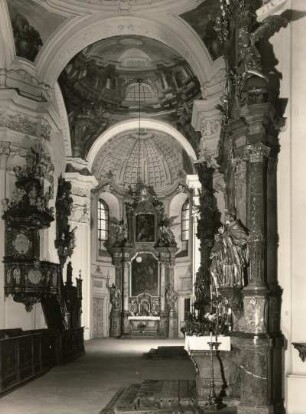 Tschechien, Nordböhmen. Doxan (Doksany bei Raudnitz an der Elbe). Ehem. Prämonstratenserinnenkloster (1144 gegr.). Kirche (1709/1733 barockisiert). Blick durch das Querschiff nach Norden zum Seitenaltar (Deckenmalerei von J. Hiebl)