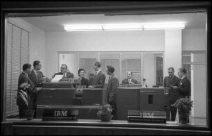 Freiburg: [IBM Geschäftsstelle] Ausstellungsraum durch Schaufenster