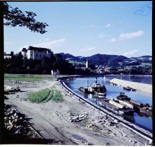 Grein: Donauhafen und Schloss