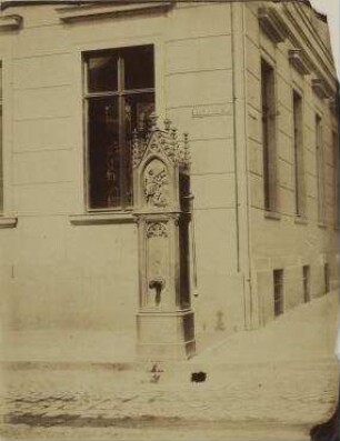 Ohne Titel (Wasserpumpe in der Wilhelmstraße)