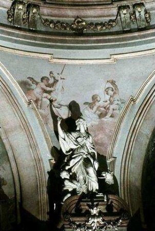 Pendentif über der Temperantia-Statue: Putti mit Einhorn und Trinkgefäß