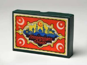 Originale Aufbewahrungsschachtel zu Alwin Reichel, Bau der Bagdadbahn, 1916/17, mit grünem Einband aus Kunstleder sowie aufgeklebter grafischer Darstellung mit großer Moschee sowie dem türkischen Mondsternsymbol (Ayyıldız), Betitelung aus der Zeit, enthielt 90 Positive