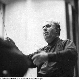 Aram Chatschaturjan mit Philharmonie; Serie beim Dirigieren, Harfenspielerin