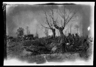 [Bei Langenmark (?) (=Langemark, Belgien)]: Soldaten beim Ausheben von Gräben (Rückansicht)