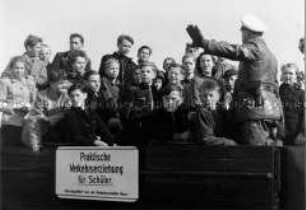 Verkehrserziehung für Schüler und Schülerlotsen durch die Polizei von Berlin (West)