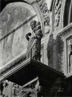 Detail am Portal der Basilika S. Anastasia