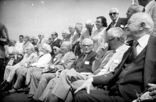 31. Tagung 1981 (29.6.-3.7.) Mediziner; Maikäferrede an Bord: Sitzend: Friedrich A. v. Hayek; Sir Peter Medawar, Konrad Lorenz, Frau Pauling, André F. Cournand, Sir Hans A. Krebs, Rodney R. Porter, Linus C. Pauling, hinter Friedrich A. v. Hayek stehend: Lady Medawar, ?, Christian R. de Duve, Frau Luria, Salvador E. Luria, Nikolaas Tinbergen, Sir John C. Eccles, Sir Bernard Katz, Adolf Butenandt, Rosalyn Yalow, Severo Ochoa, Ernst O. Fischer