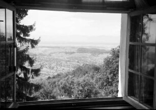 Schliengen: Schloss Bürgeln; Fernblick über das Rheintal, Vordergrund Fensterrahmen