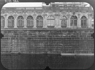 Dresden-Altstadt. Zwinger (1709-1728, M. D. Pöppelmann). Langgalerie. Ansicht über den Zwingergraben