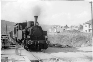 Dampflok 11, erbaut 1911, und Diesellok V82 (1958 - 1978), Gammertingen, Dampflok 11 holte die in Neufra liegen gebliebene Diesellok V82