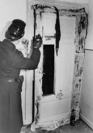 Hamburg, Altona. Ein junges Paar verübte Selbstmord mit Gas. Ein Polizist begutachtet den Explosionsschaden