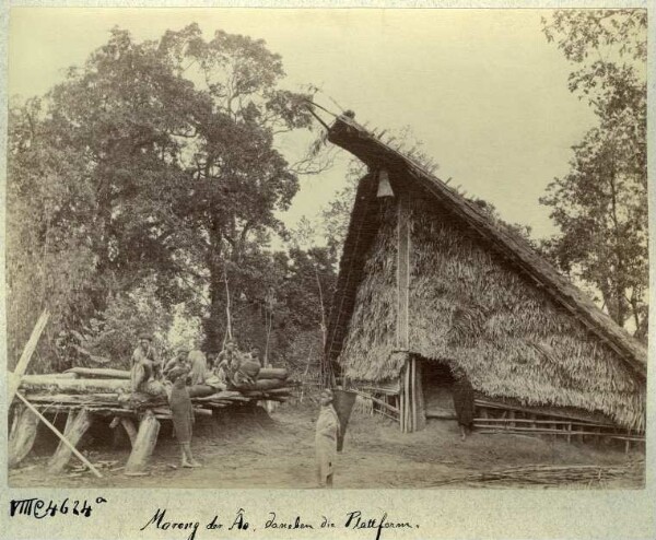 Maison des Ao, derrière la plate-forme