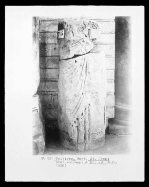 Fragment einer Statue