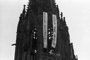 Freiburg im Breisgau: Protestaktion von "Robin Wood" am Münsterturm
