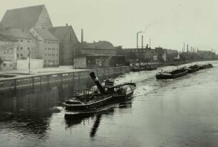 Frankfurt/Oder, Schleppverband : Frankfurt/Oder. Schleppzug vor Bollwerk stromauf (Oderfahrzeuge mit stumpfem Bug)