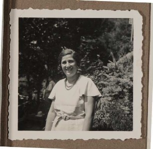 Christiane Zimmer lächelnd im Garten