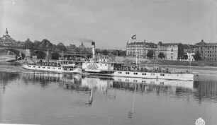 Dresden. Personen-Seitenraddampfer "Pillnitz" (1886, Blasewitz) in Fahrt stromauf nach Passieren der Albertbrücke