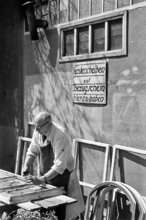 Berlin. Glaser bei der Arbeit